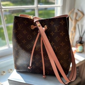 It’s the Louis Vuitton NéoNoé rose poudre monogram. It’s in like new condition!